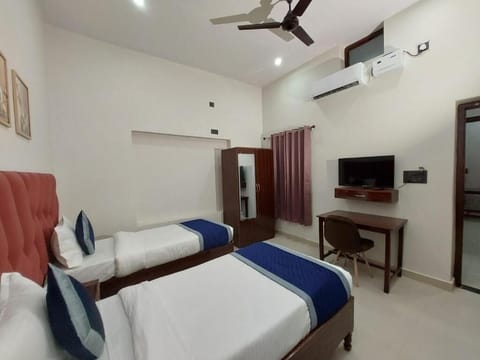 Deluxe Room | 1 bedroom, desk, laptop workspace, free WiFi