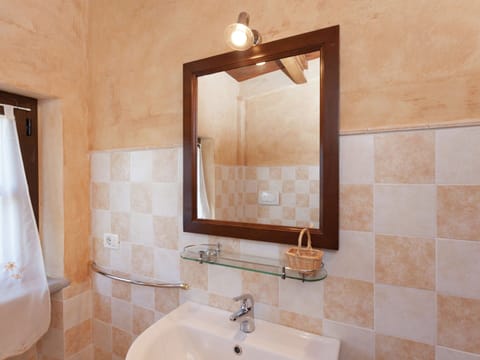 Deluxe House, 2 Bedrooms | Bathroom | Combined shower/tub