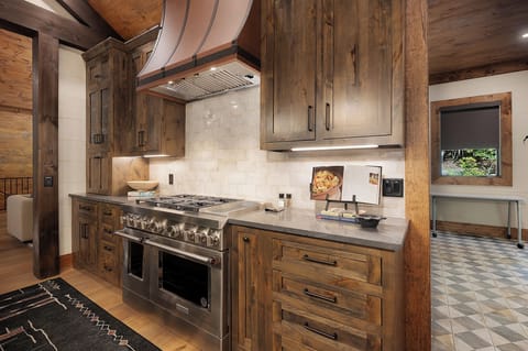 Iron Tree Lodge - Fully Equipped Professional Kitchen