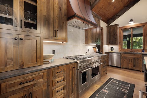 Iron Tree Lodge - Fully Equipped Professional Kitchen