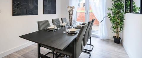 Economy House, Garden View | In-room dining