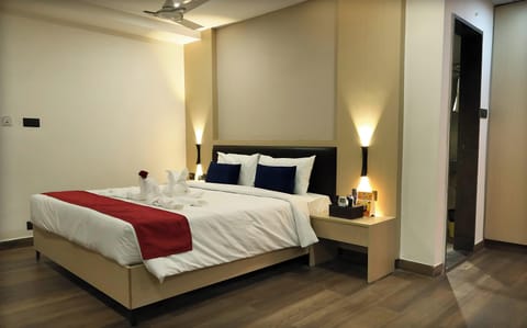 Room | Bathroom | Shower, hydromassage showerhead, designer toiletries, towels