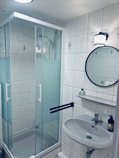 Comfort Double or Twin Room, 1 King Bed, Non Smoking | Bathroom | Hair dryer, towels, soap, shampoo