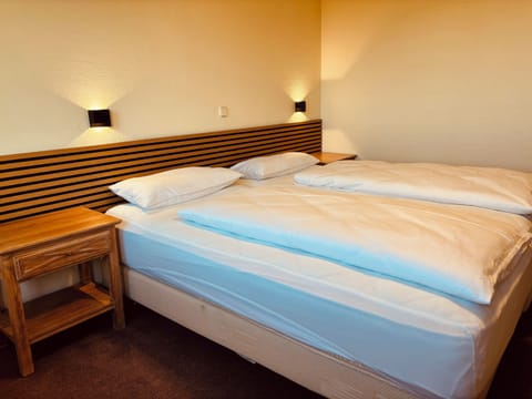 Comfort Double or Twin Room, 1 King Bed, Non Smoking | In-room safe, desk, laptop workspace, soundproofing