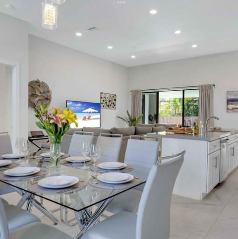 Open dining area w/ seating for 8