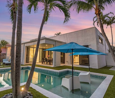 House w/ dining table for 6, pool w/ tanning shelf & 2 loungers. 3 loungers.