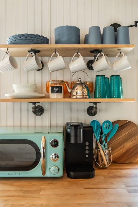 Minimalist, modern, and oh-so-adorable! This kitchen is a dream come true. 🍳