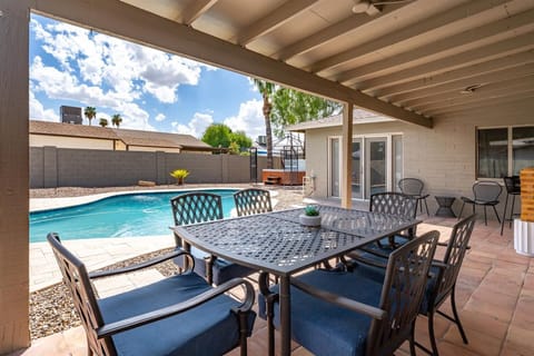 Outdoor dining with seating for 6