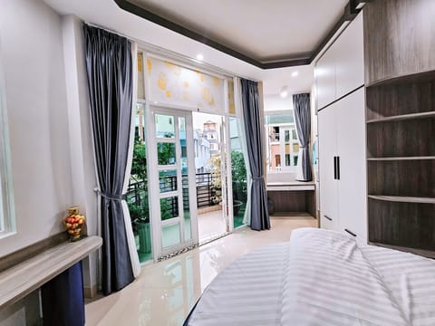 Double Room, Balcony, City View | Desk, soundproofing, free WiFi, bed sheets