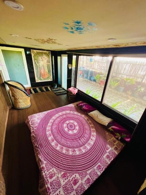 Signature Single Room | Individually decorated, desk, laptop workspace, free WiFi