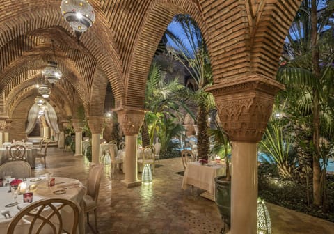 2 restaurants; breakfast, lunch, and dinner served