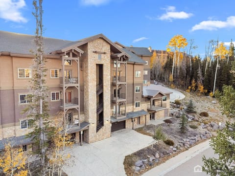 Elevate your escape. Mountain views, abundant space for cherished times.