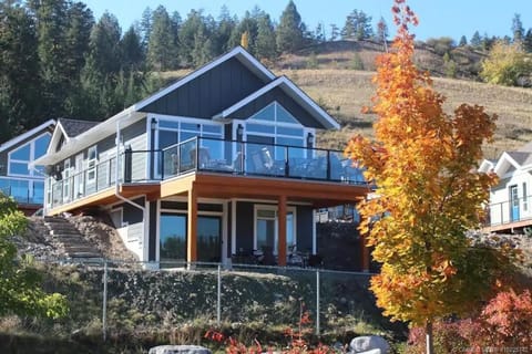 La Casa Cottage Beach Vibe, Entire Home Lake Views
