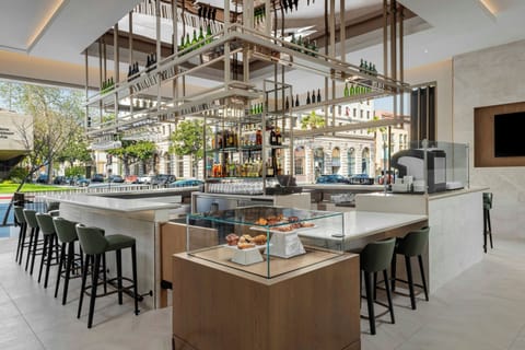 2 bars/lounges, cocktail bar