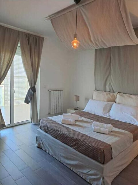 Desk, soundproofing, free WiFi