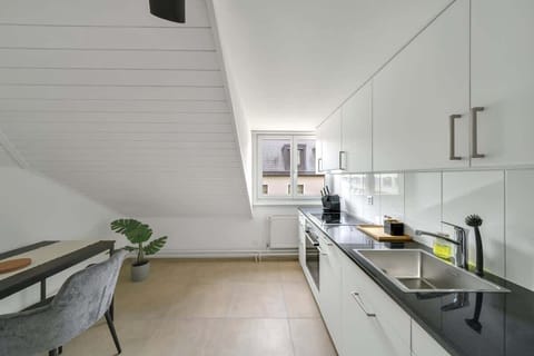 Neue, voll ausgestattete Küche mit kleinem Esstisch 