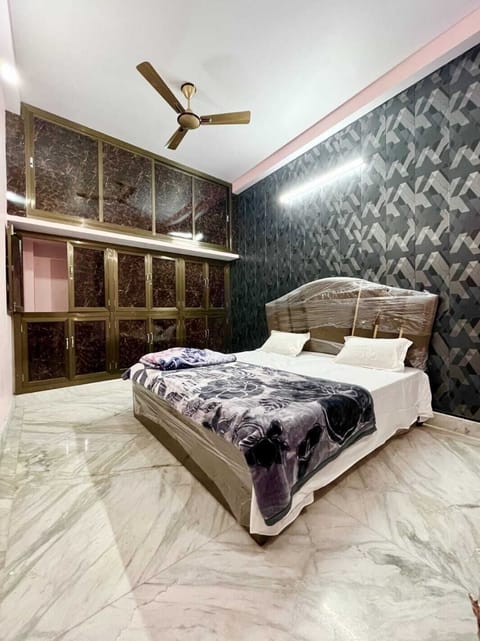 Royal Room | Premium bedding, pillowtop beds, soundproofing, free WiFi