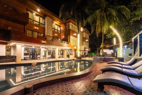 2 outdoor pools, open 8:00 AM to 7:00 PM, sun loungers