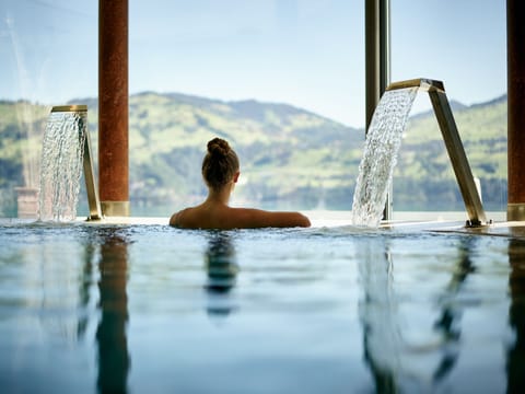 Indoor spa tub