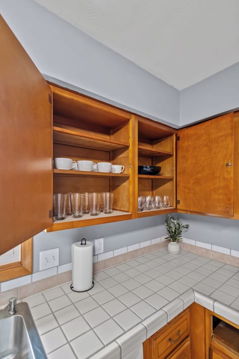 Glasses, coffee cups and wine glasses