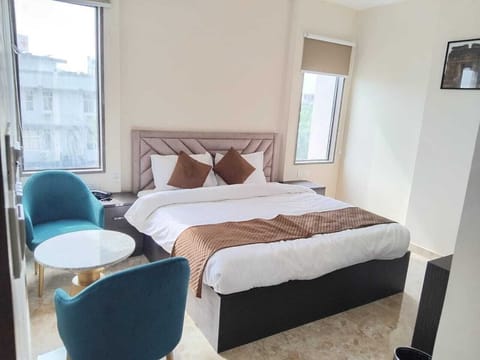 Executive Room | Iron/ironing board, free WiFi