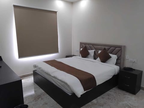 Executive Room | Iron/ironing board, free WiFi