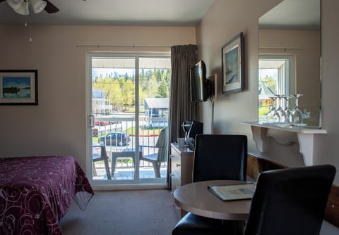 Standard Room, 1 Queen Bed | Free WiFi, bed sheets