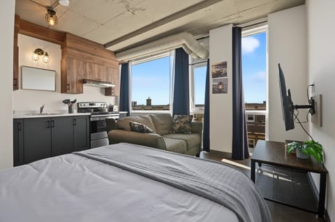 Loft lumineux avec grandes fenêtres