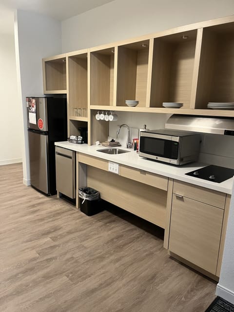 Full-size fridge, microwave, stovetop, dishwasher