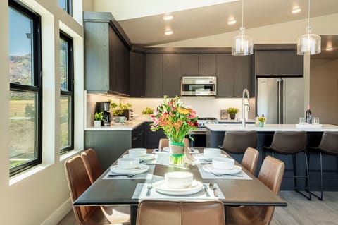 Dining table that comfortably seats 6