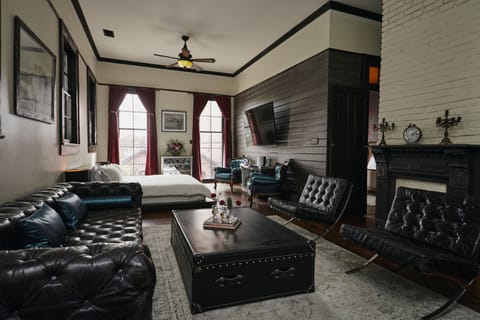 Royal Suite  | Premium bedding, in-room safe, iron/ironing board, free WiFi