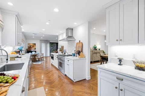 Fully Equipped Chef's Kitchen