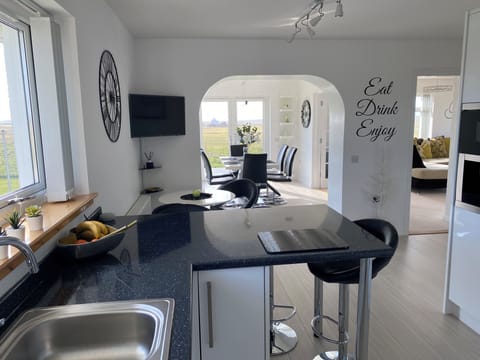 Breakfast Bar Facing South