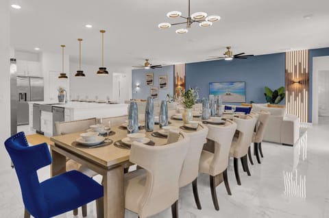 Large Capacity Dining Table