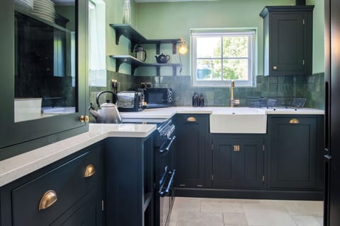 Traditional Cottage | Private kitchen | Fridge, microwave, oven, stovetop