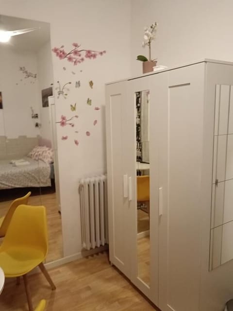 Superior Room, 1 King Bed, Non Smoking, Kitchenette | Wardrobe