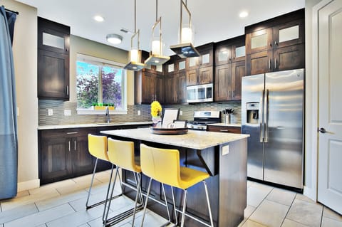 Family House, Mountain View | Private kitchen | Full-size fridge, microwave, oven, stovetop