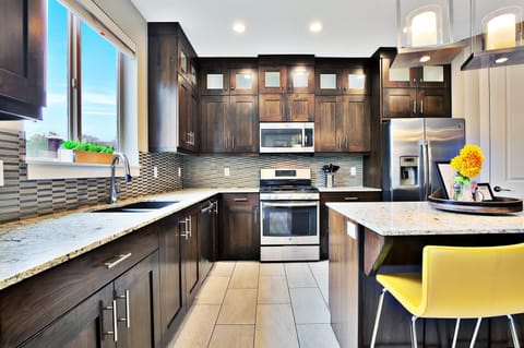 Family House, Mountain View | Private kitchen | Full-size fridge, microwave, oven, stovetop