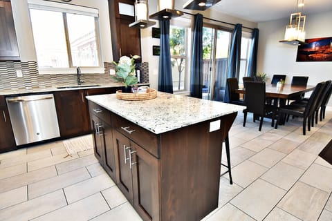 Family House, Mountain View | Private kitchen | Full-size fridge, microwave, oven, stovetop