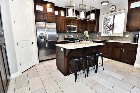 Family House, Mountain View | Private kitchen | Full-size fridge, microwave, oven, stovetop