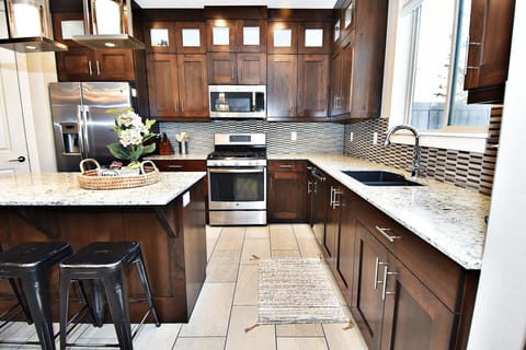 Family House, Mountain View | Private kitchen | Full-size fridge, microwave, oven, stovetop