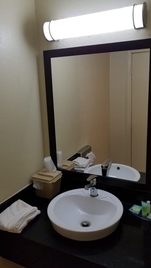 Standard Room, 1 Queen Bed | Bathroom sink