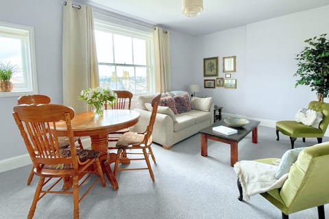 Large spacious open plan lounge diner great for social evenings in