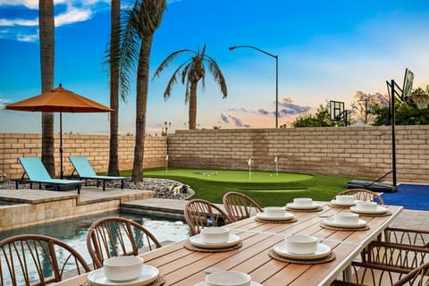 Putting Green & Outdoor Dining