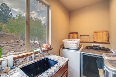 House (5 Bedrooms) | Interior