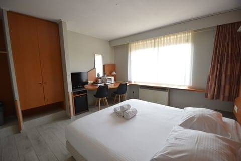 Junior Suite with daily cleaning | Minibar, desk, cribs/infant beds, free WiFi