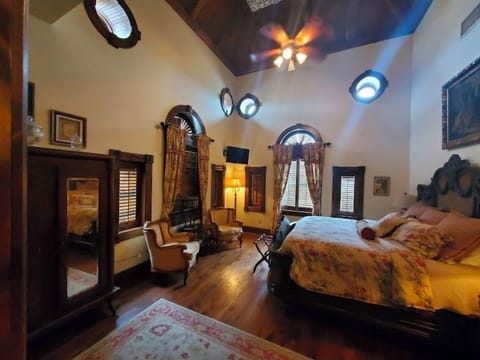 Located Upstairs (No Elevator) No. 2. The Swan Room | Free WiFi