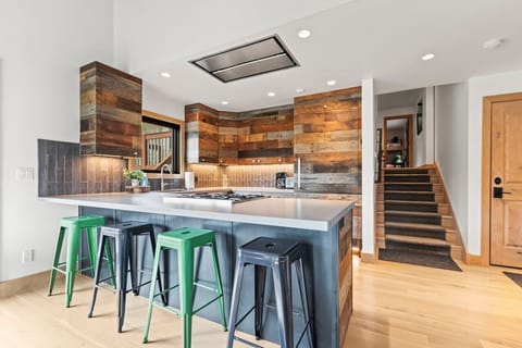 Fully equipped kitchen with everything you need for family dinners or casual breakfasts