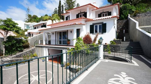 NostraCasa by LovelyStay is a charming three-story Madeiran home with 4 bedrooms, a modern kitchen, jacuzzi, garage, and stunning ocean views. Ideal location for a relaxing, authentic island experience. #oceanview #jacuzzi