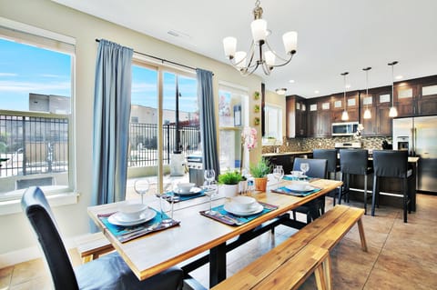 Family House, Mountain View | In-room dining